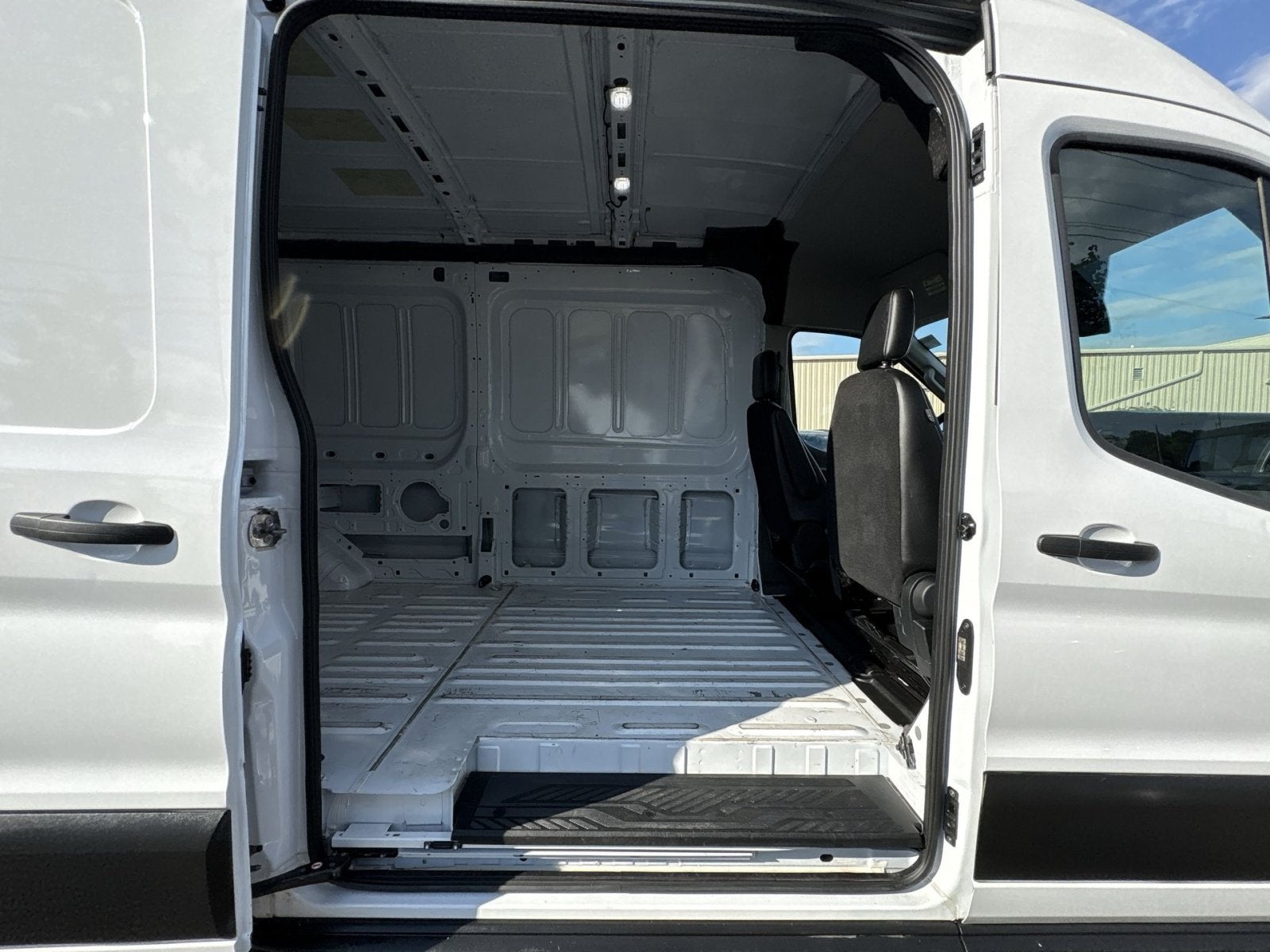 2025 Ford Transit Cargo Van T-250 148" Med Rf 9070 GVWR RWD