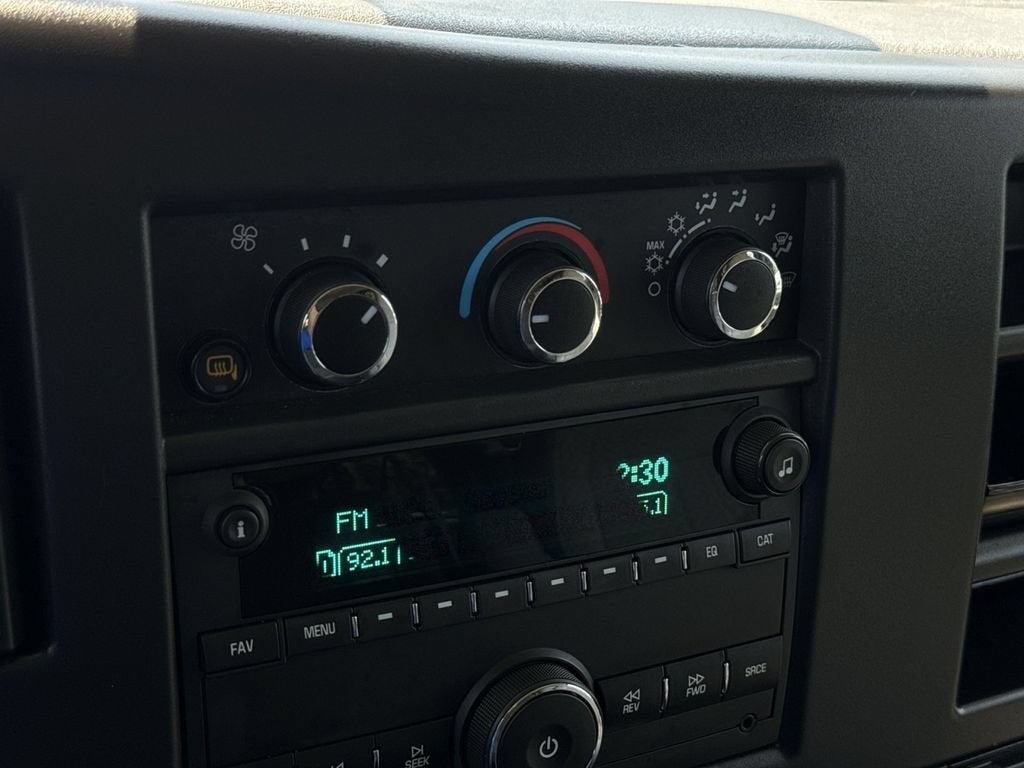 2025 GMC Savana Passenger LT