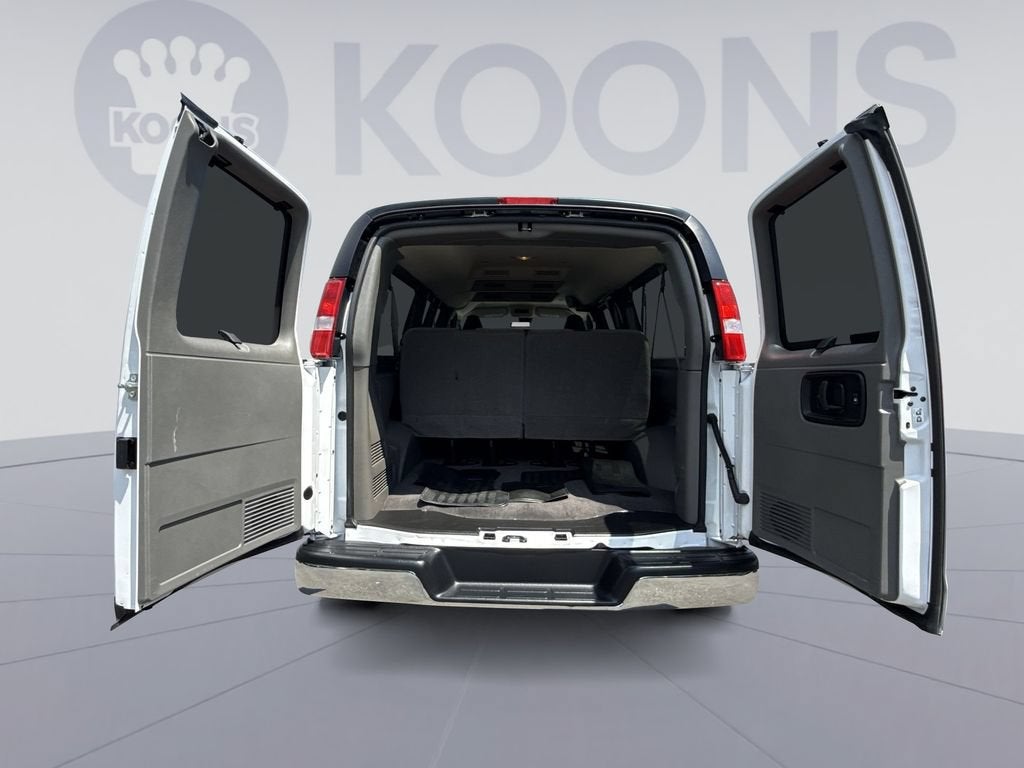 2025 GMC Savana Passenger LT