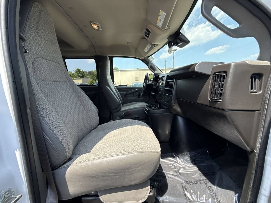 2025 GMC Savana Passenger LT