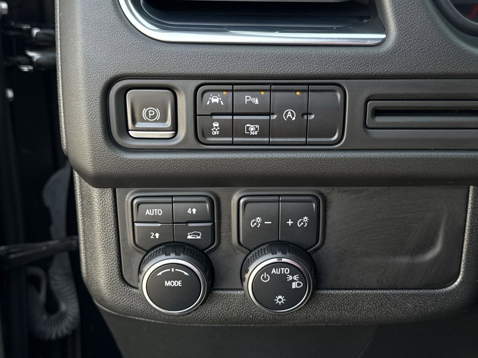 2023 Chevrolet Suburban RST - Photo 18