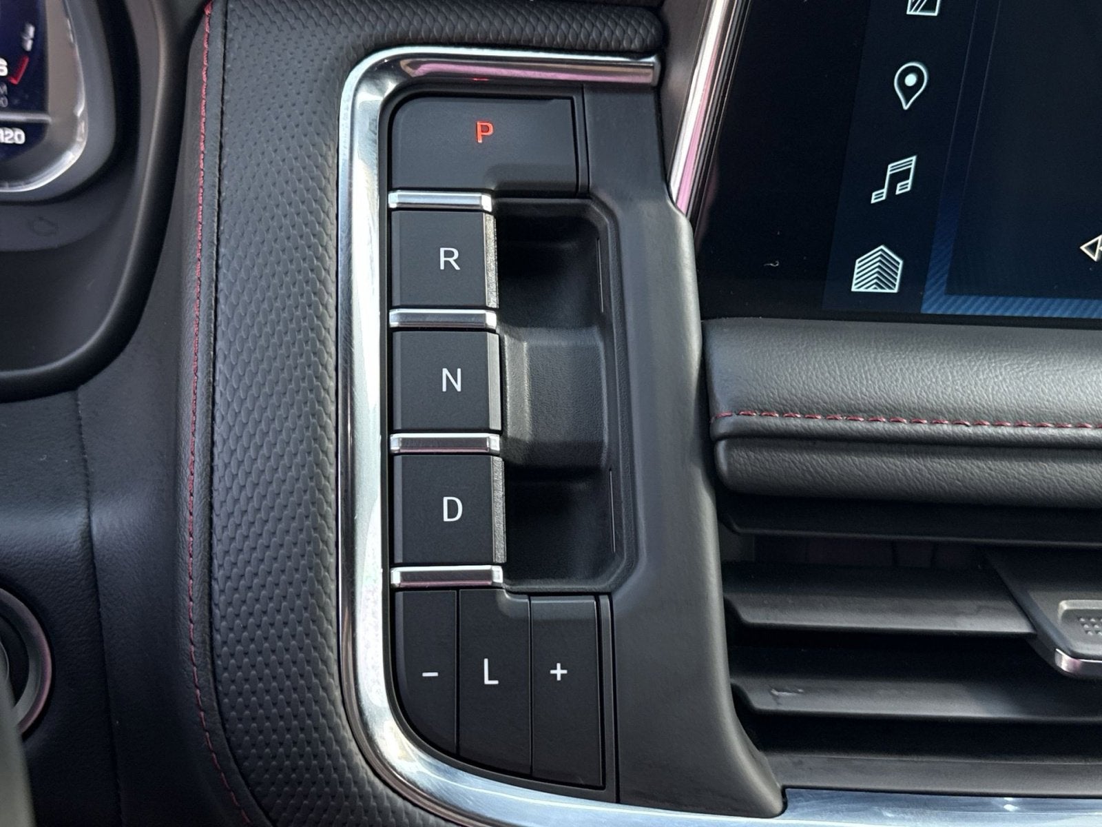 2023 Chevrolet Suburban RST - Photo 19