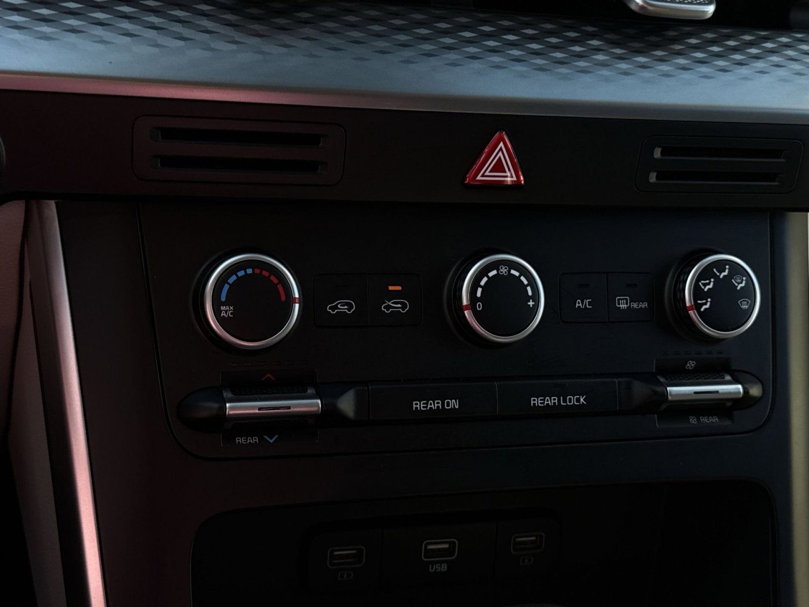 2024 Kia Carnival LX